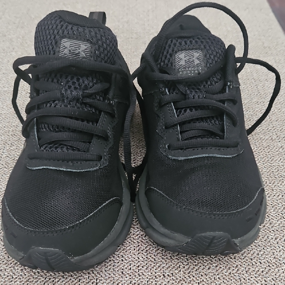 Under Armour Kids Black Sneakers In Excellent Condition!